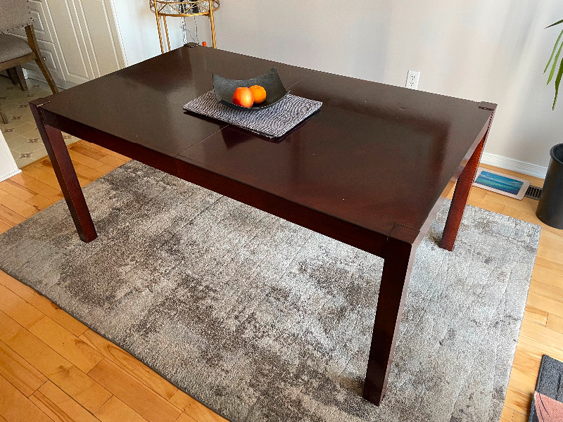 Oak dining table for sale. 60 in x 36 in with 20 in extension Dining