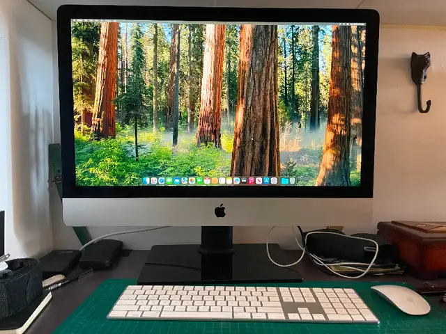 27”iMac, 2020 model, 5k monitor, 72gb ram, 250gb ssd, VESA mount in Desktop Computers in City of Toronto - Image 2