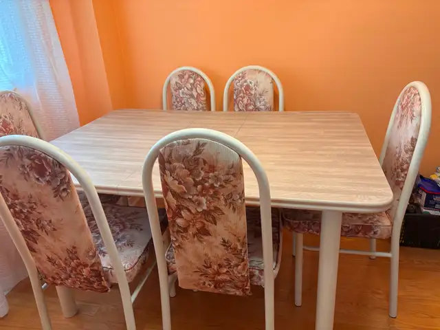 FREE- Vintage extendable dining table and 6  dining chairs in Dining Tables & Sets in Markham / York Region - Image 3