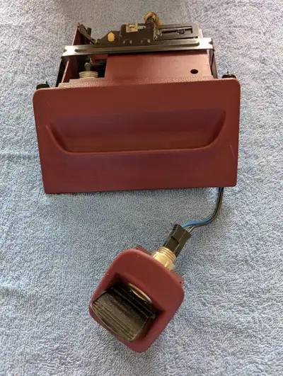 Fits 1992-1996 F150 & Bronco, 1992-1997 F250, F350 – Mint condition – Available in Maroon, Red, Ligh...