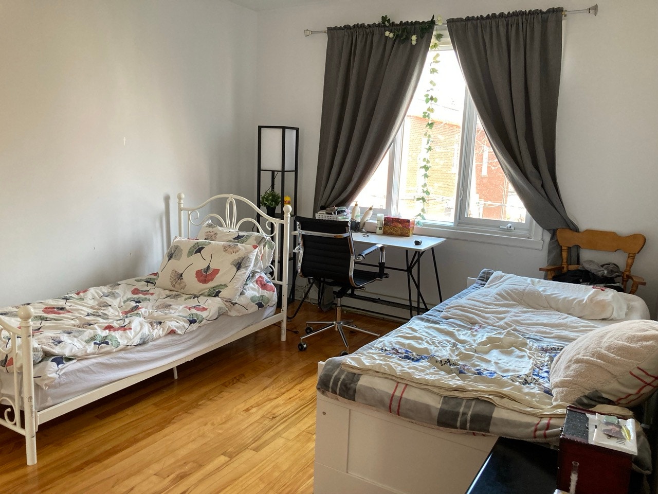 Spacious and sunny 5½ NDG (3 bedrooms + 1 den) duplex 2nd floor — photo 2