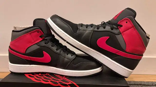 Jordan 1 Retro MidGym Red in Men's Shoes in Markham / York Region - Image 6