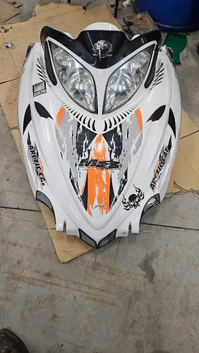 2008 arctic cat parts 800 suzuki motor 125psi both cylinders Hood with one crack on left side 2 sets...
