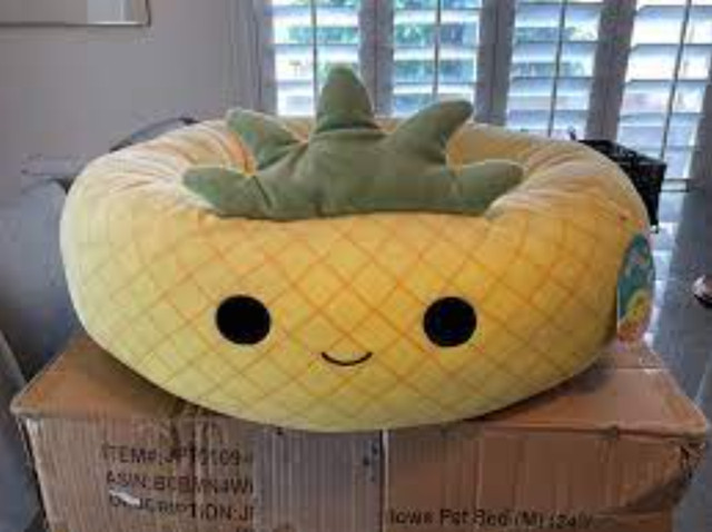 New with tag - Squishmallows Pet Bed 30" - Maui the Pineapple in Accessories in Markham / York Region
