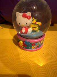 Hello Kitty snow globe 