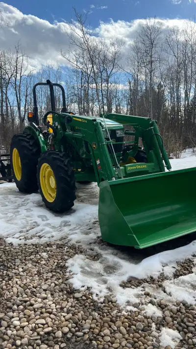 2022 John Deere 5075e with only 45hrs. - Excellent condition - 4 wheel drive - 520M self leveling lo...