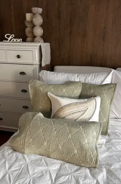 Ajoutez une touche d'élégance à votre intérieur avec cet ensemble de coussins décoratifs, parfaits p...