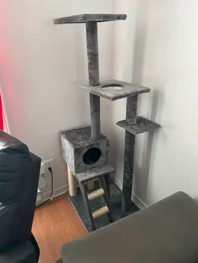 Arbre à chat en parfaite état jamais utiliser