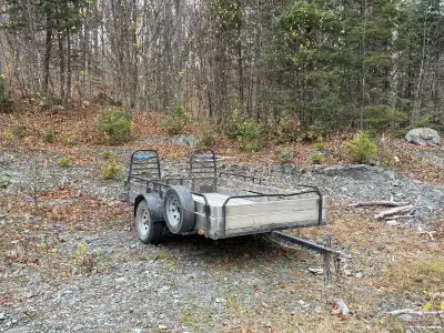 Remorque 6’ x 10’ intérieur. Filage au LED refait à neuf ainsi que les Béring des roues. Me contacte...