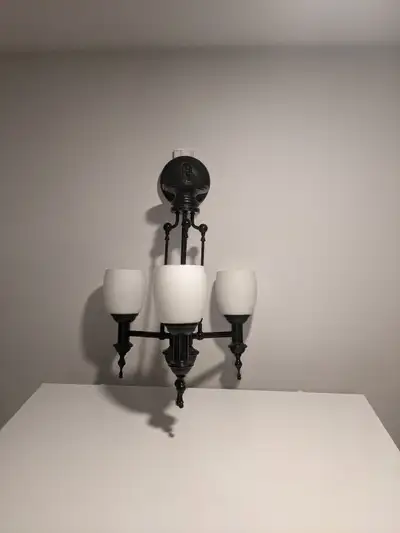 Deux Luminaires suspendus à trois lumières ., View more