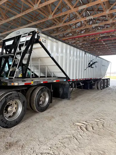 Original owner. 31,000 km Grain only Hopper trailer harvest use only never seen salt