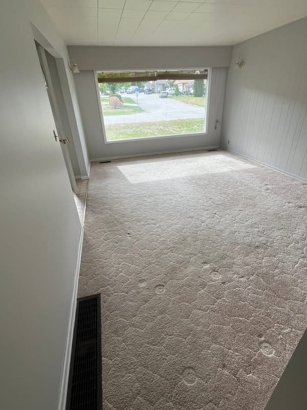 FURNISHED SPACIOUS UPDATED UPPER LEVEL  IN CASTLEGAR 2BED 1 BATH 1