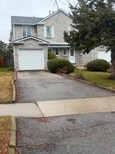 Spacious and Sunlit 3 Bedroom, 3 Bathroom Home In High Demand Liverpool Community! Fully Finished Ba...