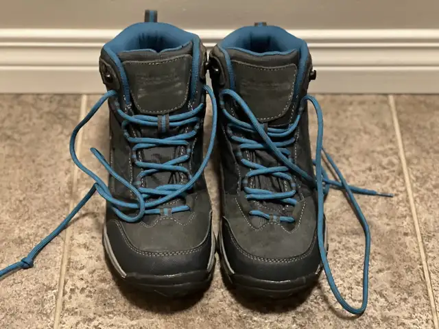 women’s size 9 hiking shoes in Women's - Shoes in Calgary - Image 4
