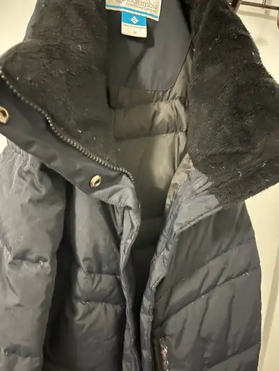 Stay super original and warm with this Climate Lab grey puffer jacket, designed in Canada. This jack...