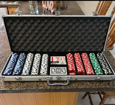 Complete poker chip set in excellent condition. Includes: • Aluminum carrying/storage case • Poker c...