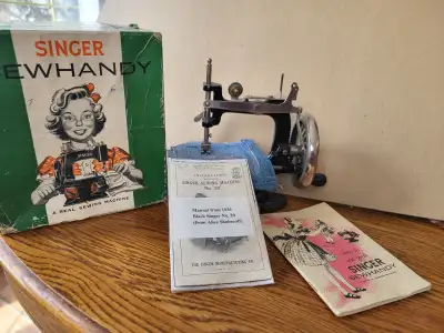 A singer sewing machine made like the big ones all metal in the 1920 s a realnice little item ,all r...