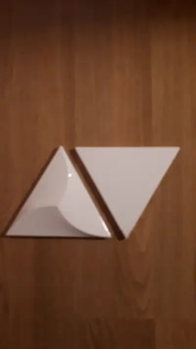 Mélange de tuiles triangulaires de céramique blanche non texturées et texturées - 5,9X6,7 chaque tui...