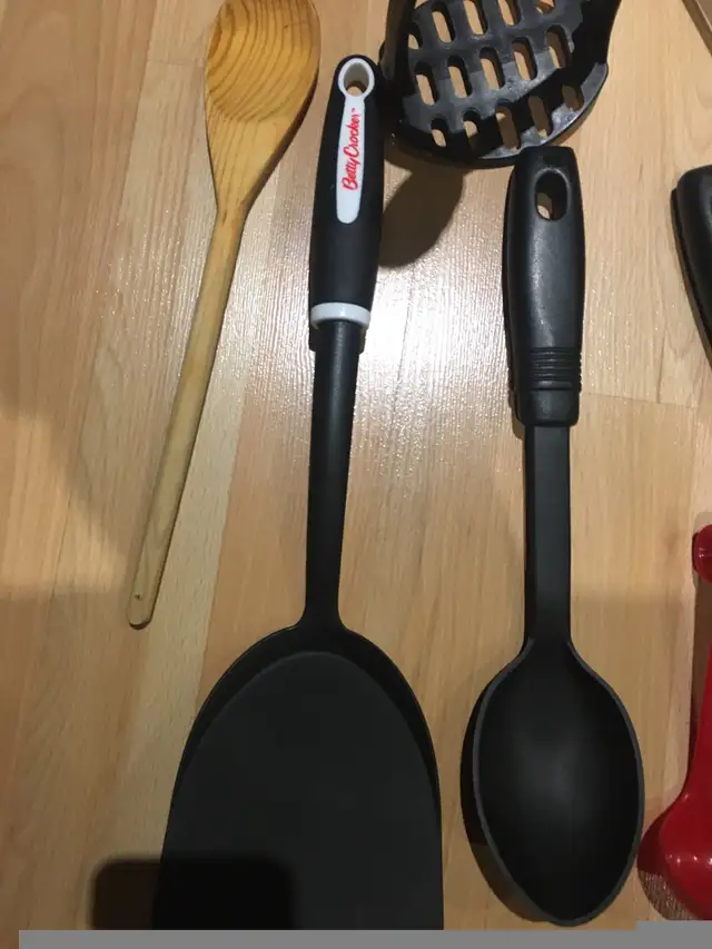Kitchen utensils lot  in Kitchen & Dining Wares in Mississauga / Peel Region - Image 3