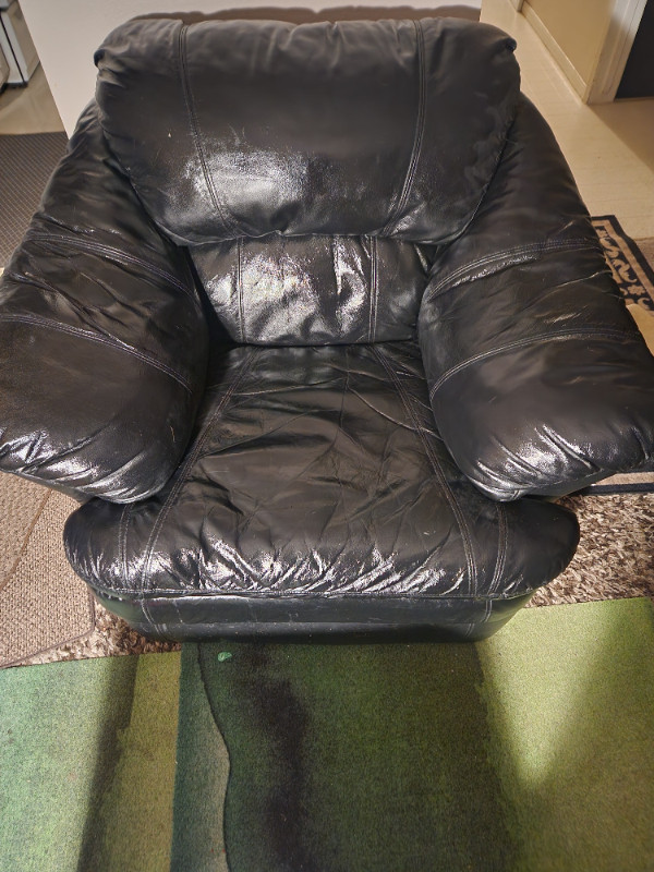 Couch for sale in Couches & Futons in Calgary - Image 2