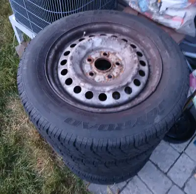 4 Pneus d'été 195/65/R15 sur jantes avec enjoliveurs pour Honda Civic ou véhicules similaires.