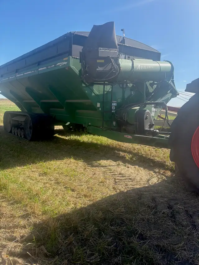 2096 Brent grain cart in Farming Equipment in Brandon - Image 3