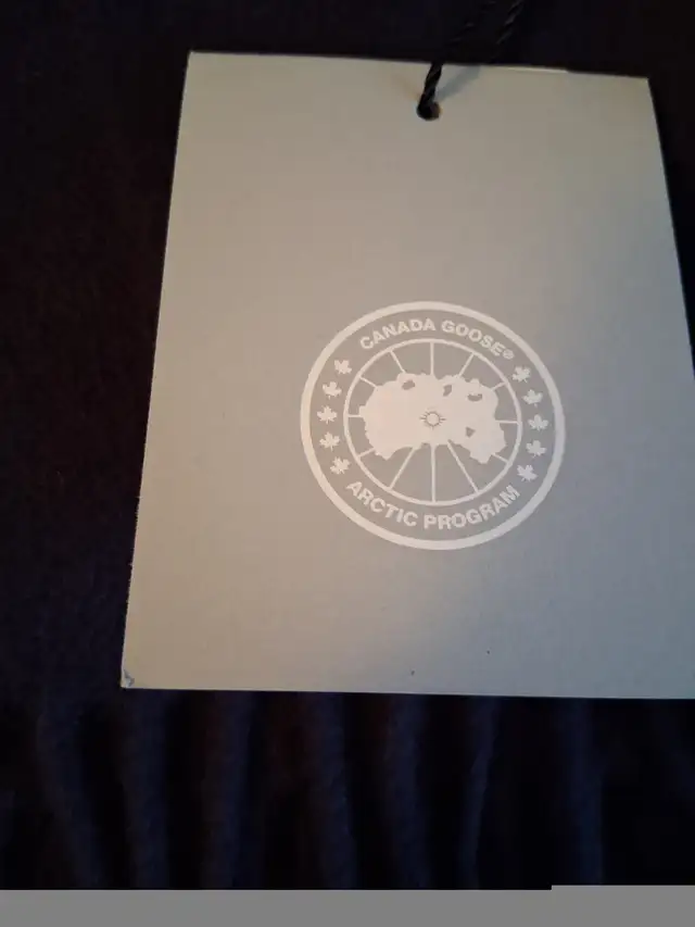 NWT Canada Goose Women's Solid Woven Wool Navy Scarf Wrap in Women's - Tops & Outerwear in City of Montréal - Image 4
