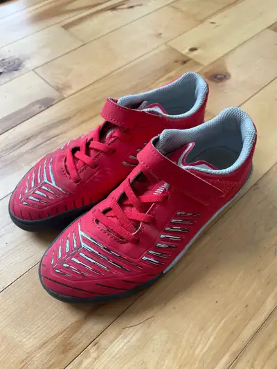 Soulier de soccer intérieur de marque Kipsta de chez decathlon. Velcro Grandeur : US 2 Presque neuf...