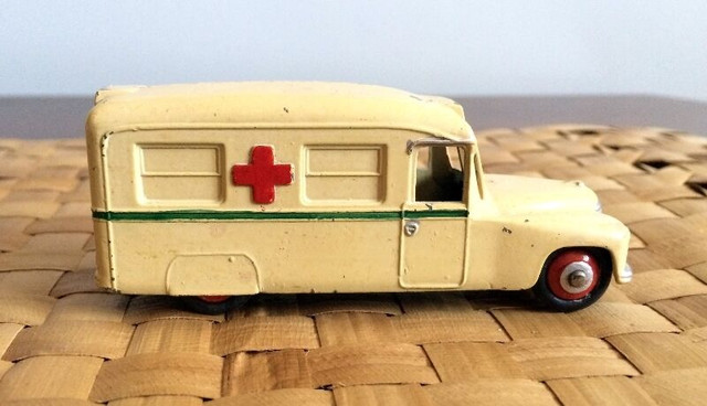 DINKY TOY DIECAST #30H (#253) DAIMLER AMBULANCE ~MECCANO 1954-58 in Arts & Collectibles in Winnipeg - Image 2