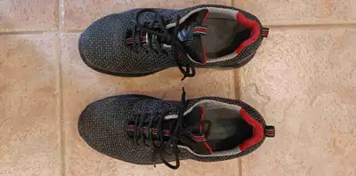 Souliers de travail à cap d'acier, Gr 8.5 homme en très bon état, View more