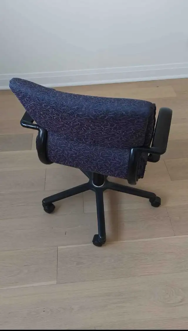 Office Chair in Chairs & Recliners in Markham / York Region - Image 3