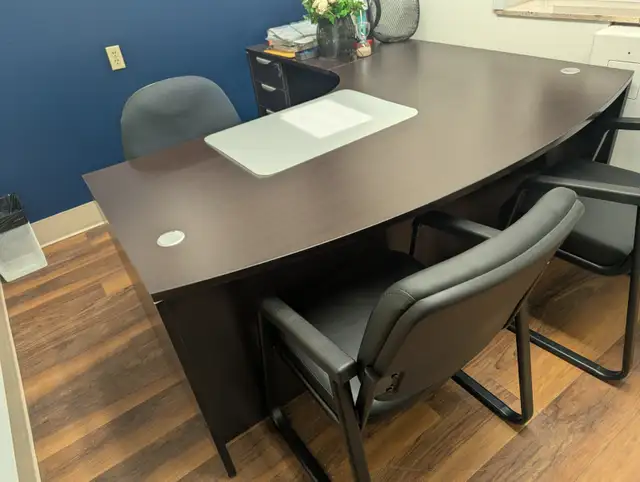 Office desk L-shape in Desks in Oakville / Halton Region - Image 3
