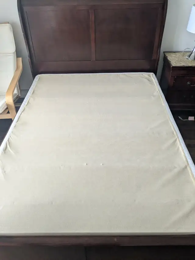 Magnifique lit double en bois massif + sommier (comme neuf) in Beds & Mattresses in City of Montréal - Image 4