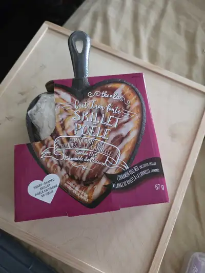 Cast iron heart shaped cinnamon roll pan reduced, View more