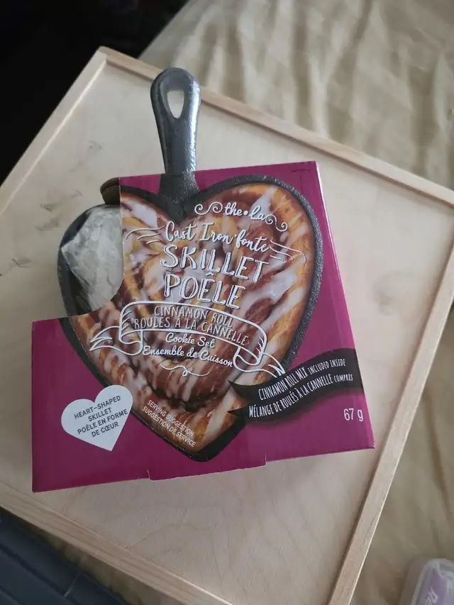 Cast iron heart shaped cinnamon roll pan reduced in Kitchen & Dining Wares in Vancouver - Image 2