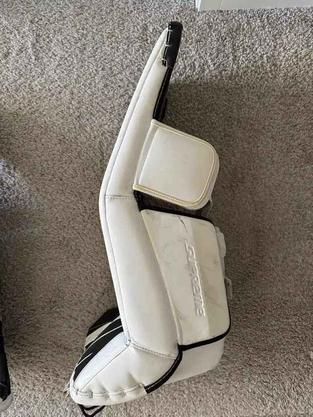 Bauer Supreme Intermediate Goalie Pads - Excellent Condition in Hockey in Calgary - Image 4