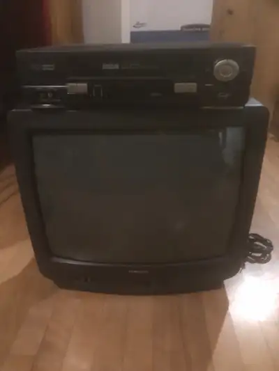 tv et vhs pour 50$, View more
