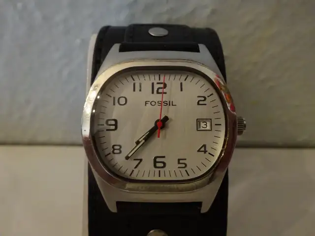 montre Fossil pour homme avec bracelet large en cuir noir in Jewellery & Watches in City of Montréal - Image 3