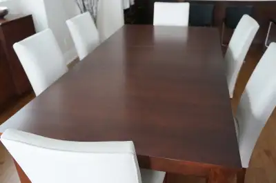 Table en noyer avec 6 chaises en cuir blanc comme neufs, View more