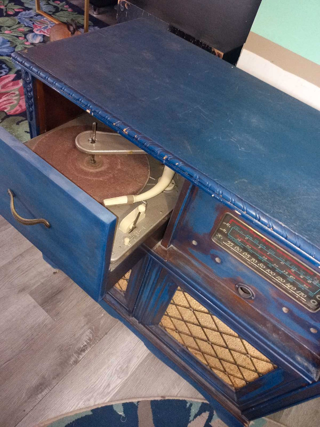 *PRICE REDUCTION*1950s Radio + Record Player  in Arts & Collectibles in Edmonton - Image 3
