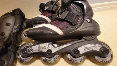 Roller Skate in very good condition with protection kits Size 7, View more