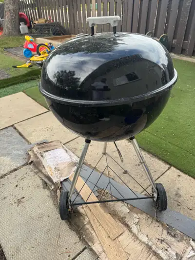 Weber charcoal barbecue in good condition, the grill is about 21-22 inches diameter. Pick up at the...