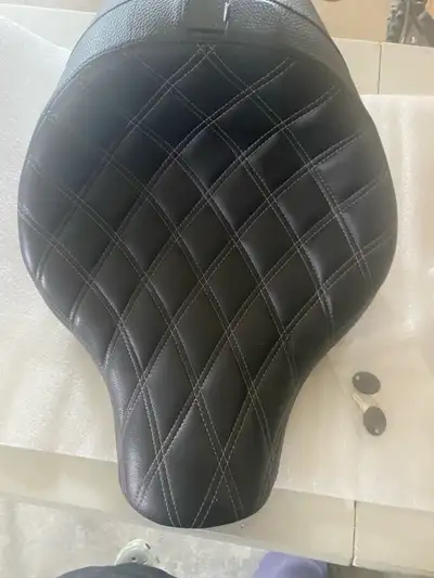 Corbin seat had it on my 2018 heritage soft tail. No scratches as new. Very comfy. Paid $1200 Americ...