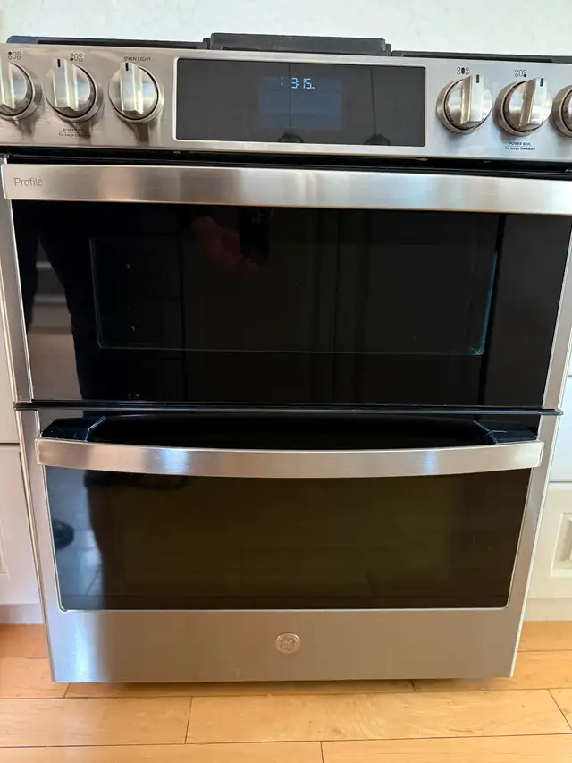 GE Gas Stove - 30" duel oven, griddle top, air fryer, like new,628637297576971217