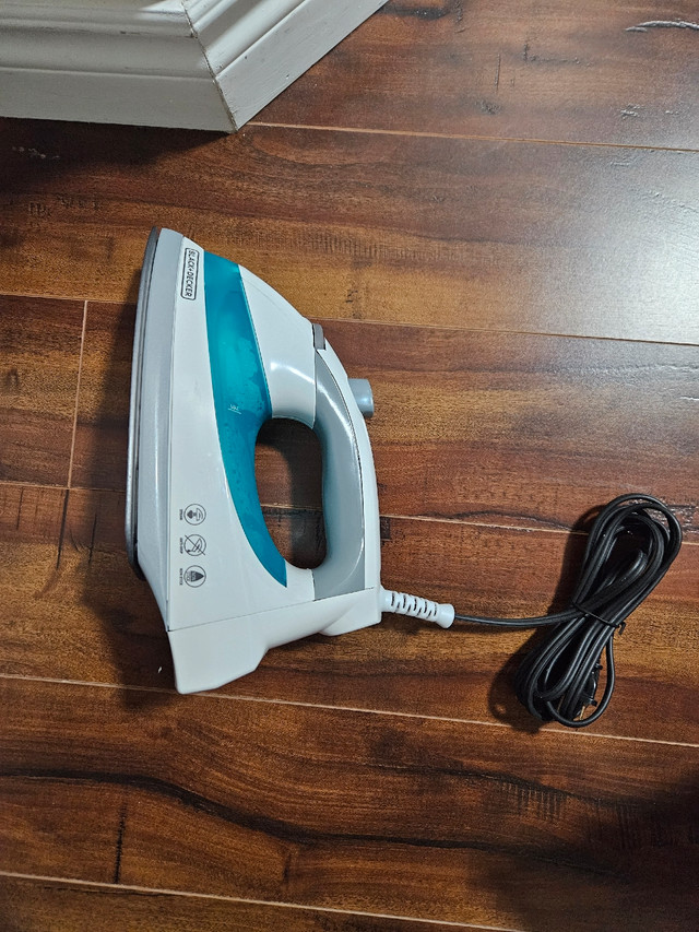Black Decker steam iron for sale in Irons & Garment Steamers in City of Toronto - Image 2