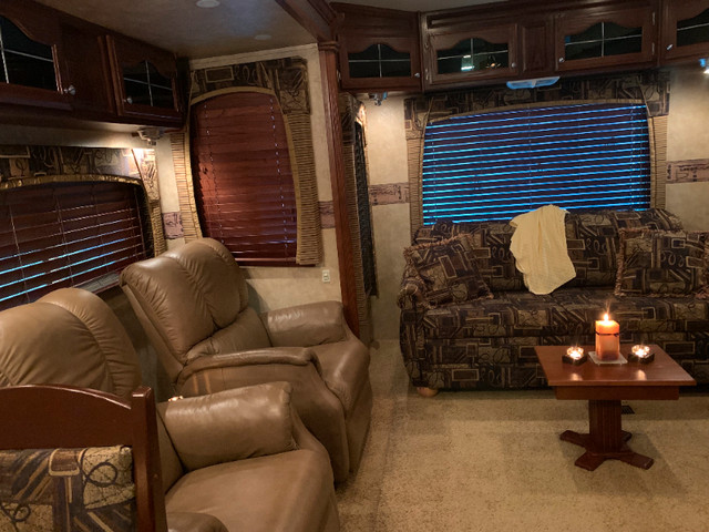 Beautiful Immaculate 40' 5th Wheel in RVs & Motorhomes in Red Deer - Image 2