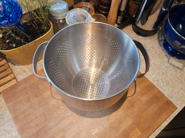 stainless steel colander sieve kitchen strainer in Kitchen & Dining Wares in Edmonton - Image 2