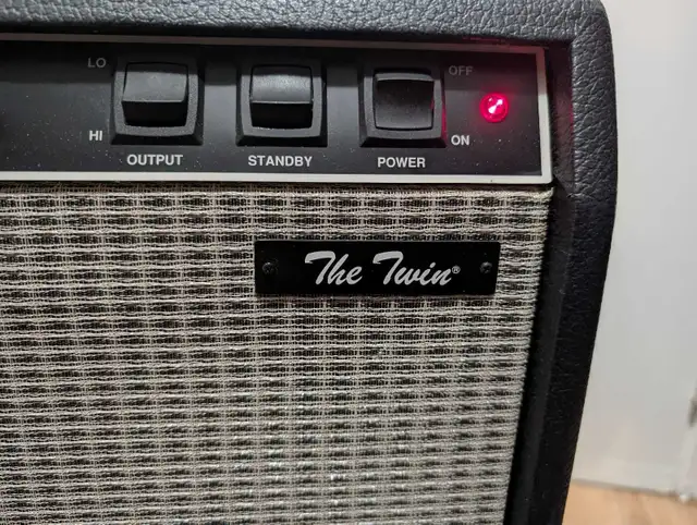 Fender The Twin 2x12 Red Knobs in Amps & Pedals in Ottawa - Image 6
