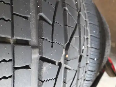4 mags d'origine Acura (900$/ch) Bolt Pattern 5x120 mm (5x4.72 inches) 4 pneus 255 55 r18 firestone...