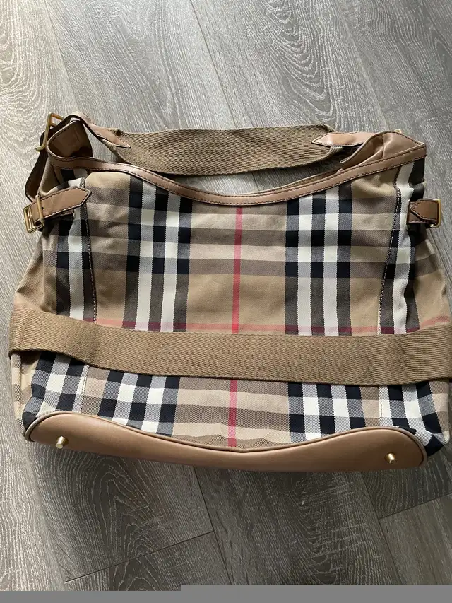 Burberry authentic bag  in Women's - Bags & Wallets in City of Toronto - Image 7